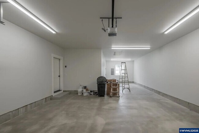 Building Photo - 4 Bedroom 2 Bath House