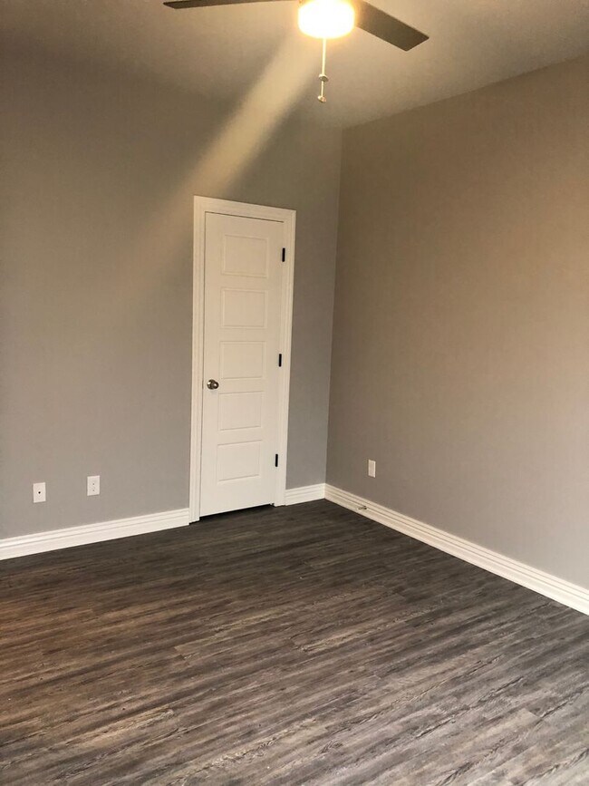 Building Photo - BEAUTIFUL BENTONVILLE HOME - LARGE FENCED IN YARD - GREAT LOCATION
