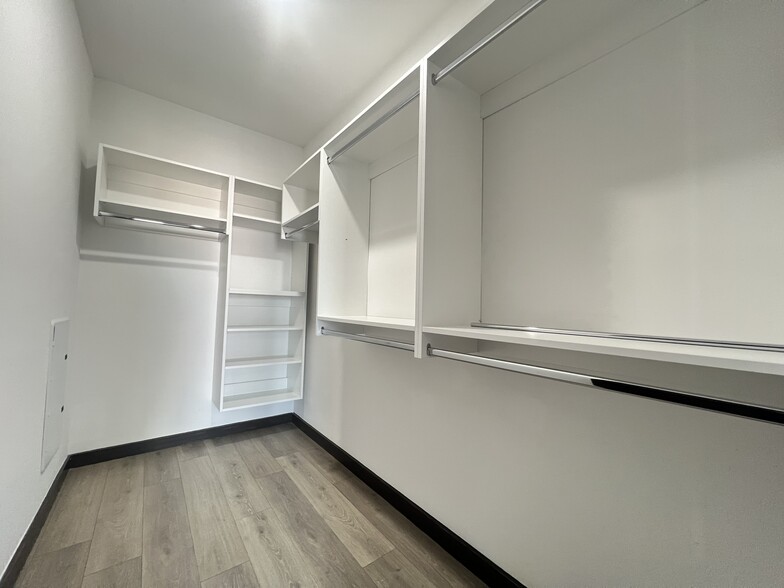 Building Photo - 100 Sackett St