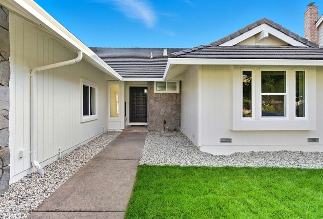 Building Photo - 11 Paddock Ct