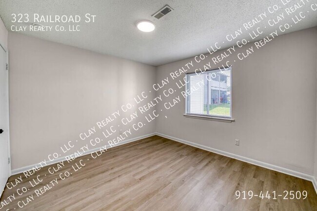 Building Photo - 323 Railroad St