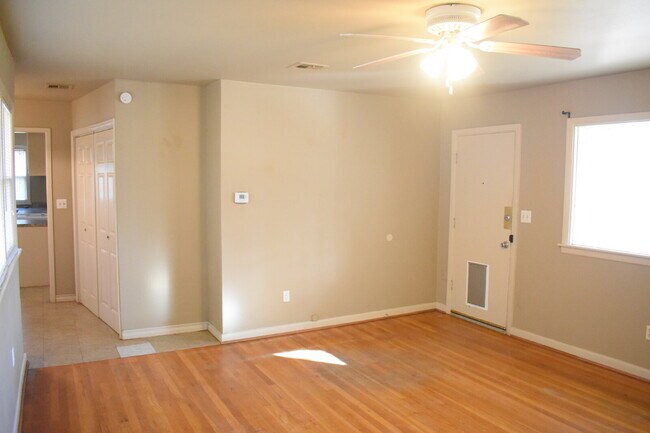 Building Photo - 2 Bedroom Home Near Coronado High School!