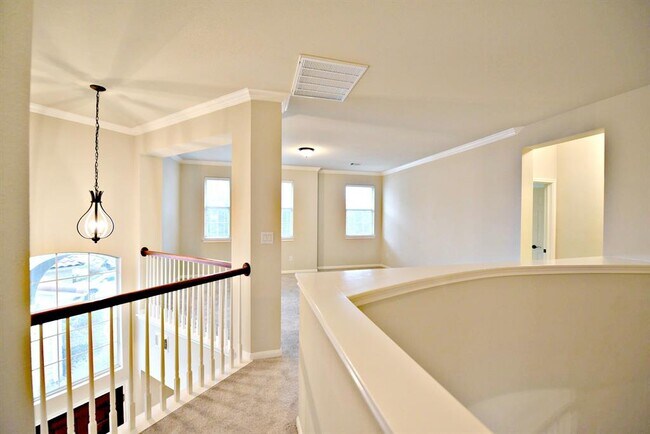 Building Photo - 15520 Interlachen Dr