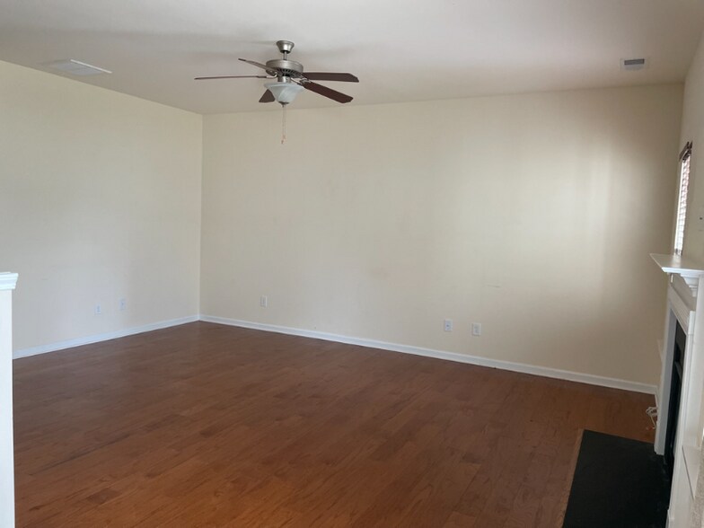 Building Photo - 2097 Shady Pond Dr