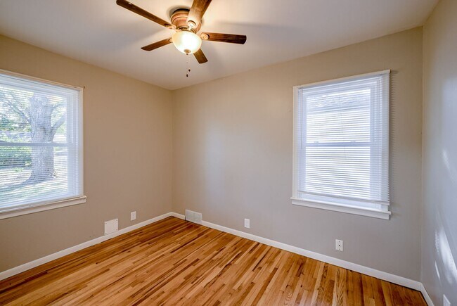 Building Photo - 2 Bedroom With Oversized Garage & Prime Location Near 90th & Blondo!!