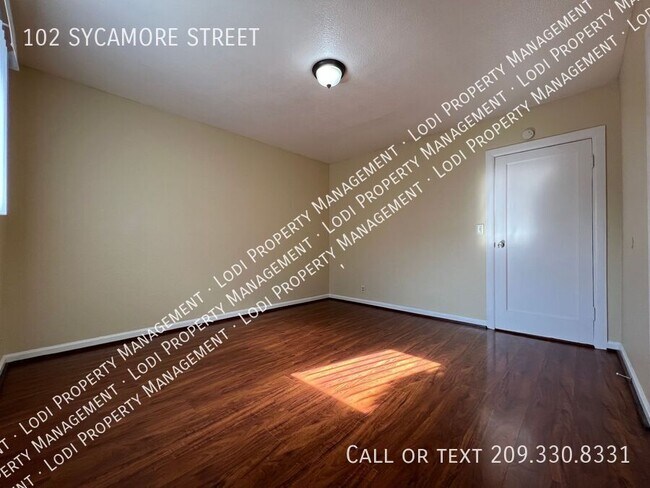 Building Photo - 102 Sycamore St