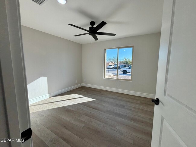 Building Photo - 2633 Dunoon Dr