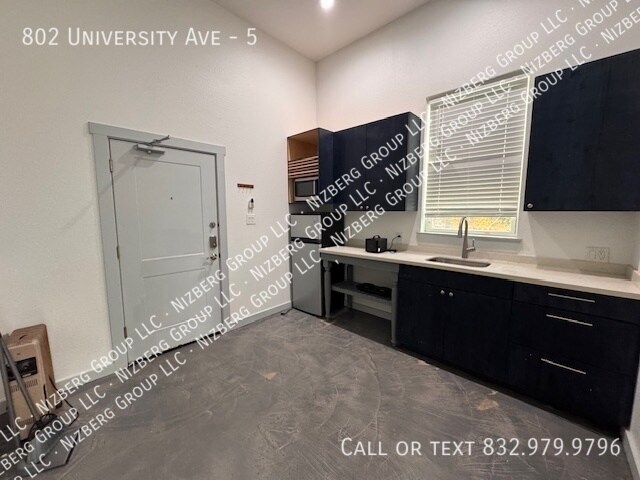 Building Photo - 802 University Ave