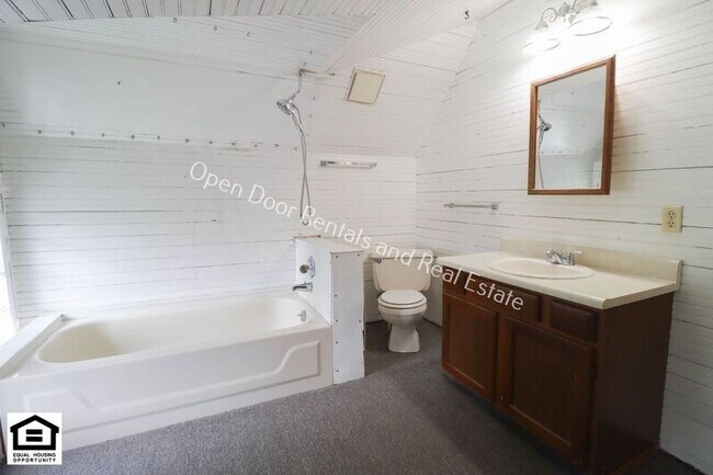 Building Photo - 1101 Lake Ave