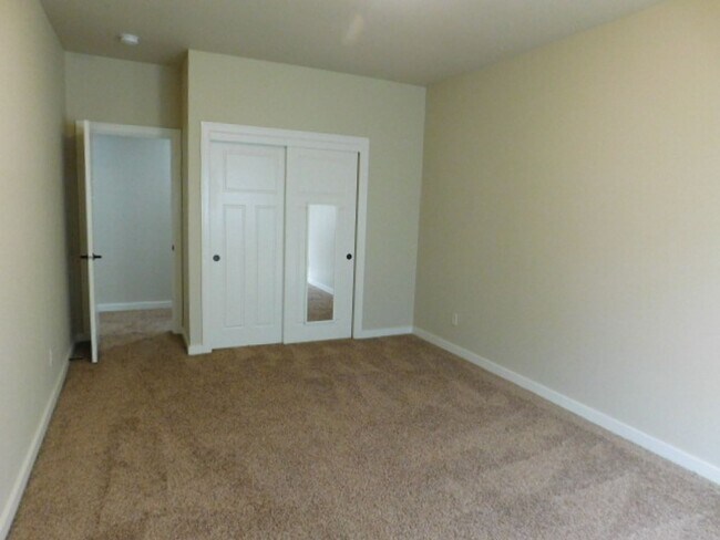 Building Photo - 3Bd/2.5Ba Two Story Townhouse - Available ...