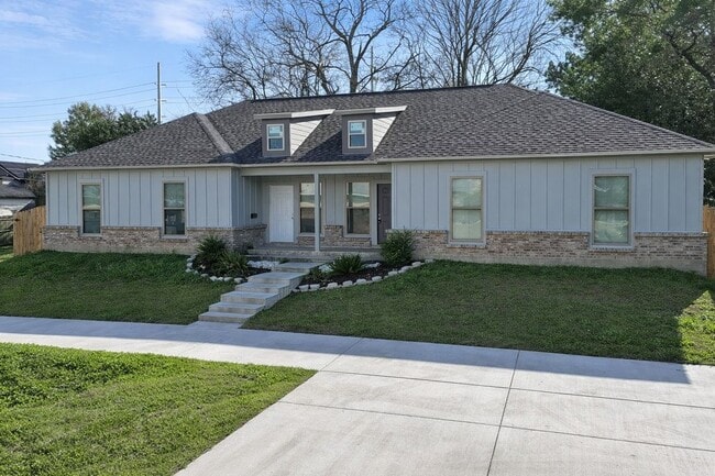 Building Photo - 343 W Johnson St