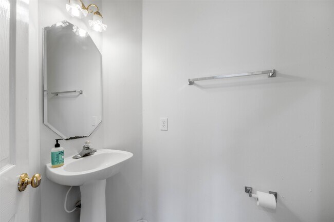 Building Photo - 17102 Mountain Crest Dr