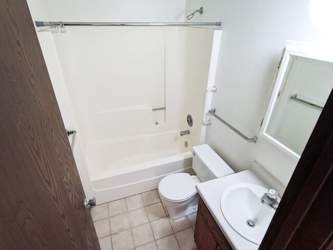 Building Photo - 1 Bedroom in Lonsdale