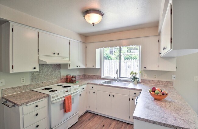 Building Photo - Desirable west side location! 2 bed/ 1.75 bath. Olympia school district