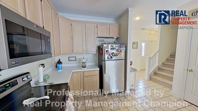 Building Photo - Adorable 2 BD Townhome with Private Patio