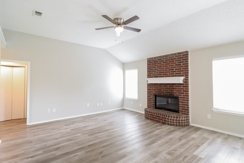 Building Photo - 504 NE Park Meadow Ln