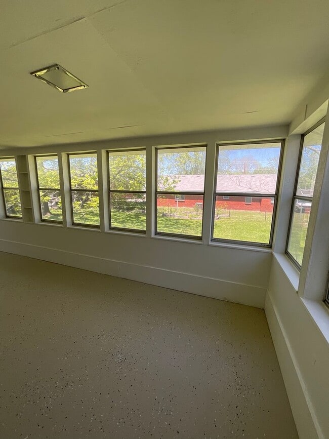 Building Photo - 3 bedroom 2 bathroom house for rent
