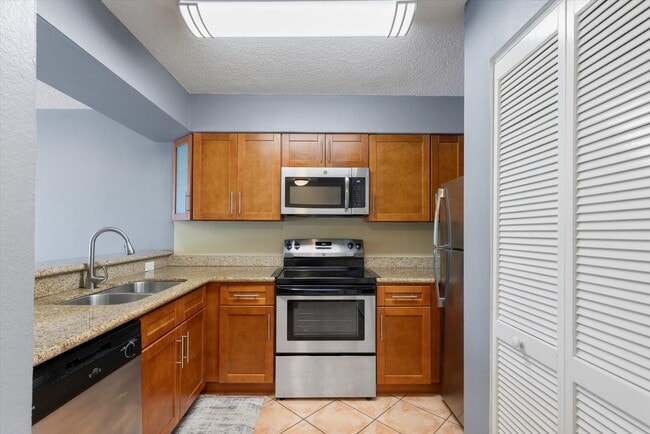 Building Photo - 2 Bedroom 2 bathroom condo available!