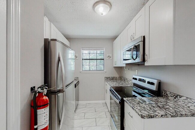 Building Photo - Stone Mountain House with Dining area. Modern & high-quality