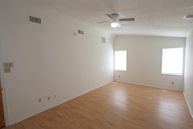 Building Photo - 5231 Beechnut St