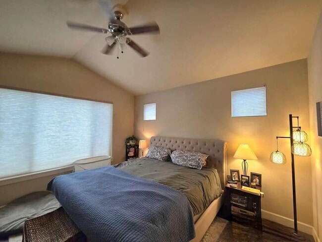 Building Photo - Large 3 bedroom, 3 bath newer build in sou...