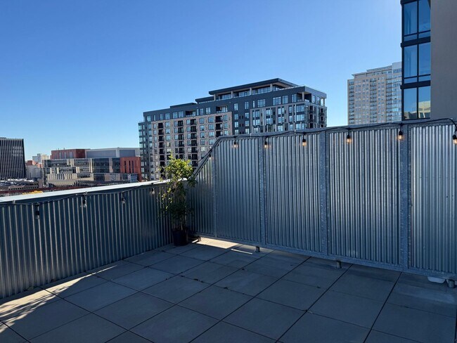 Building Photo - Rarely Available 3 Bedroom 2 Bathroom Pent...