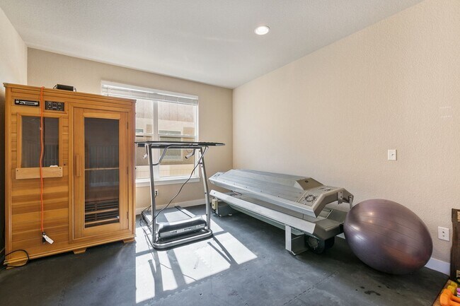 Building Photo - 4 Bedroom, 4 bathroom, Plus office and Loft!