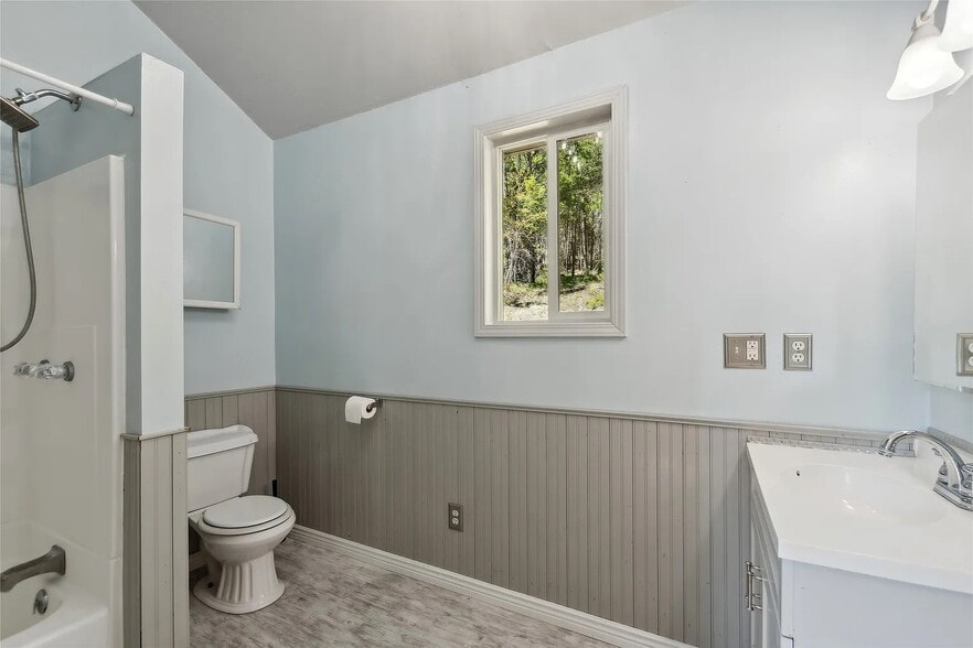 Full bath - 263 Lone Star Trl