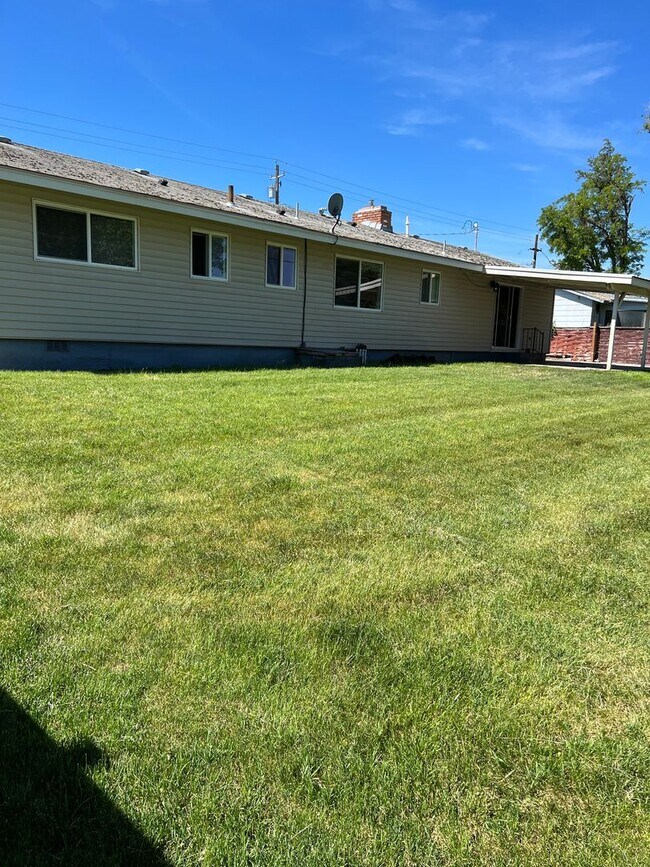 Building Photo - 770 W Highland Ave
