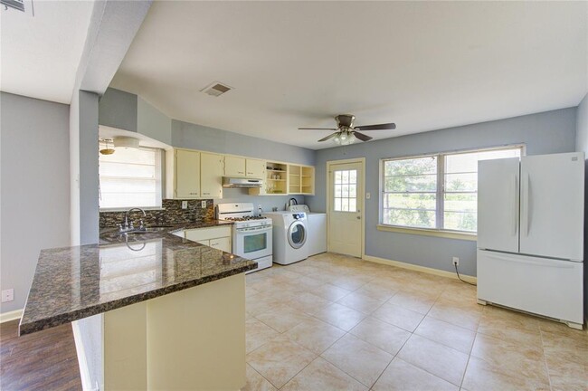 Building Photo - 2502 Roy Cir