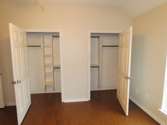 Building Photo - Beautiful 3 Bedroom, 2 Bath Duplex in Lind...