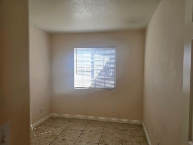 Building Photo - 3 bedroom home