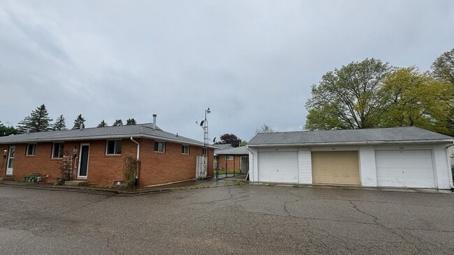 Building Photo - Two-bedroom one bathroom 1st level apartment for rent