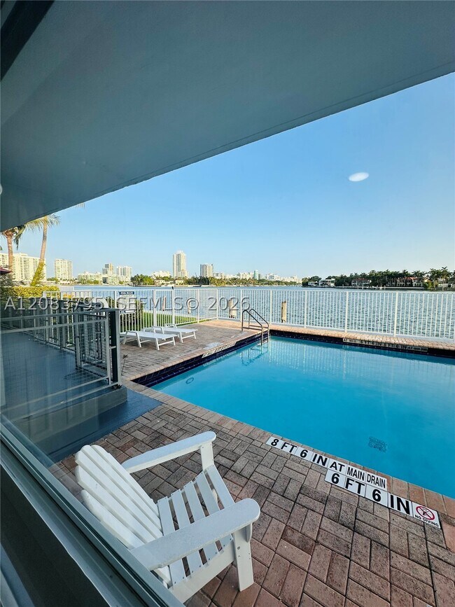 Building Photo - 946 Bay Dr E