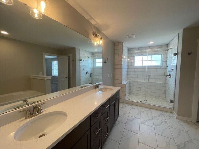 Building Photo - Beautiful Townhome located in Pineville, NC