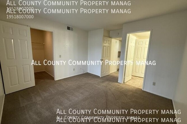 Building Photo - 2277 Oak Ave
