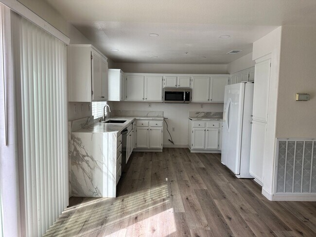 Building Photo - A stunning 4-bedroom haven, fully renovate...