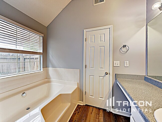 Building Photo - 3480 Cameo Ct