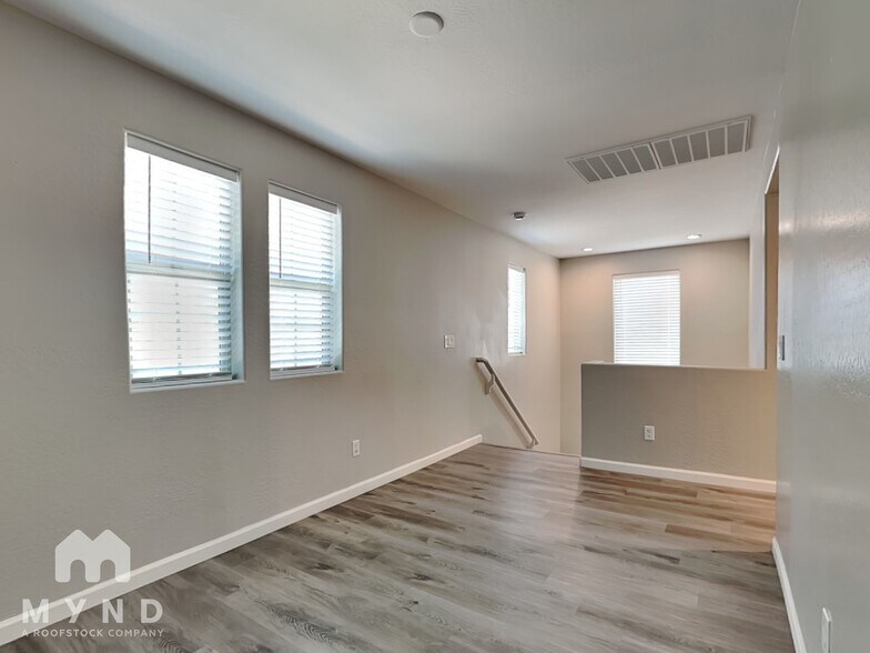 Building Photo - 4079 E Devon Dr