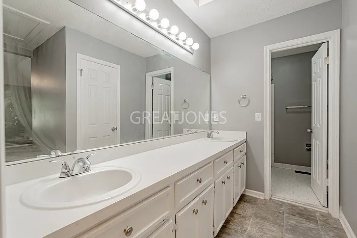Building Photo - 105 W Sparrowood Run