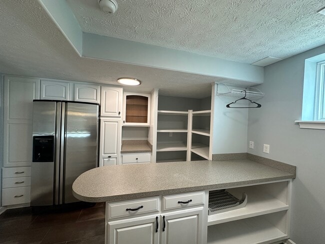 Building Photo - 5990 Edgehill Dr