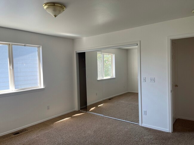 Building Photo - 526 E Wapato Ave