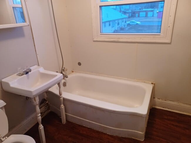 Building Photo - 214 E 8th St