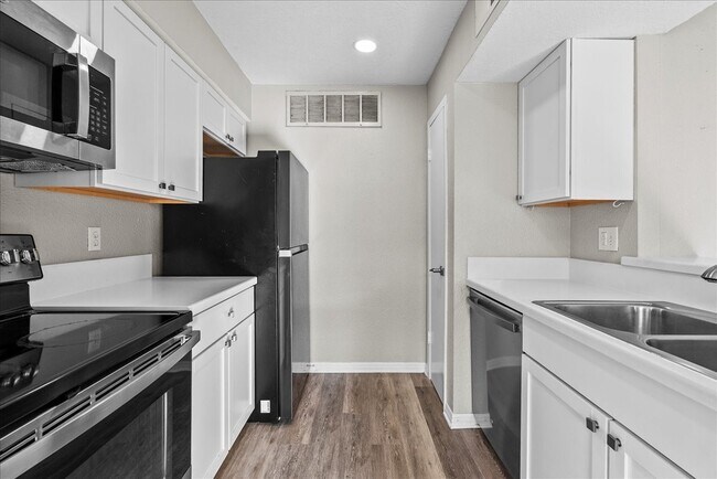 Building Photo - 250 El Dorado Blvd