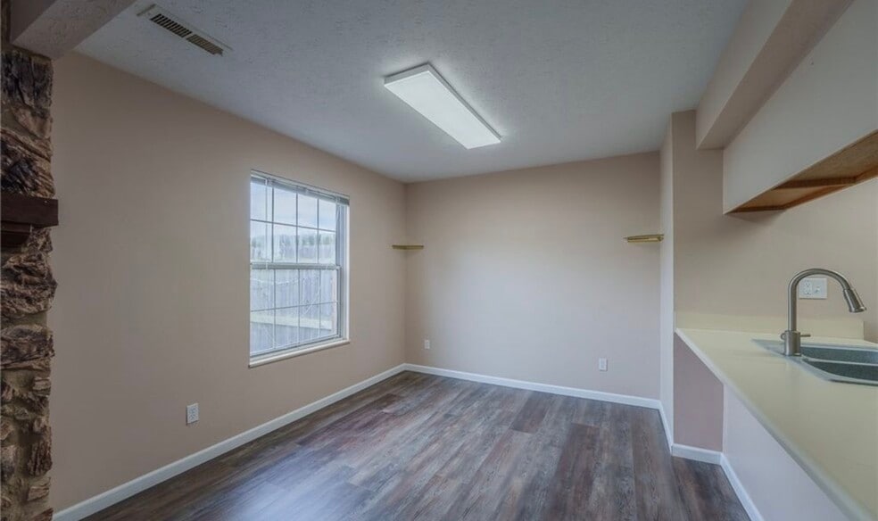 Building Photo - 2342 Raider Dr