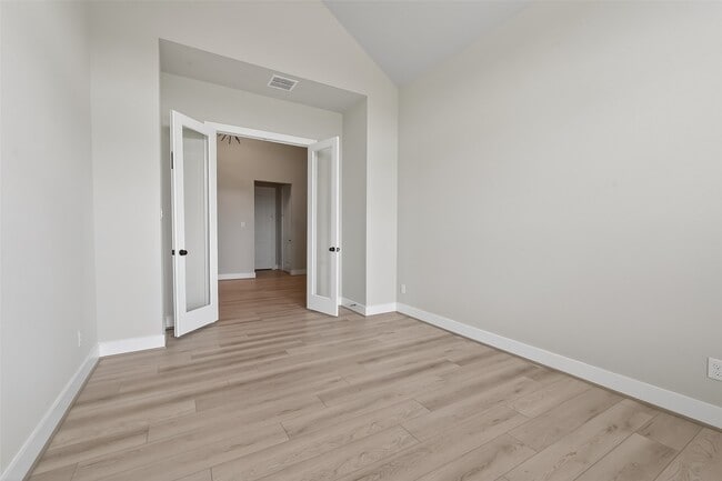 Building Photo - 2022 Serene Spgs Dr