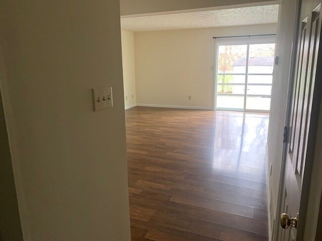 Building Photo - 1300-1302 S Hickory Grove Lane