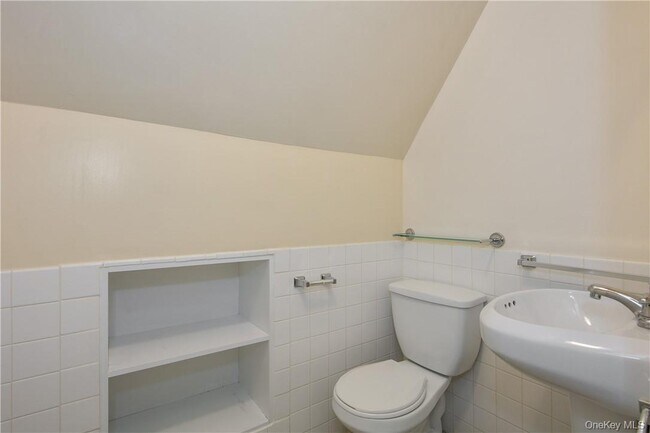 Building Photo - 270 W 261st St