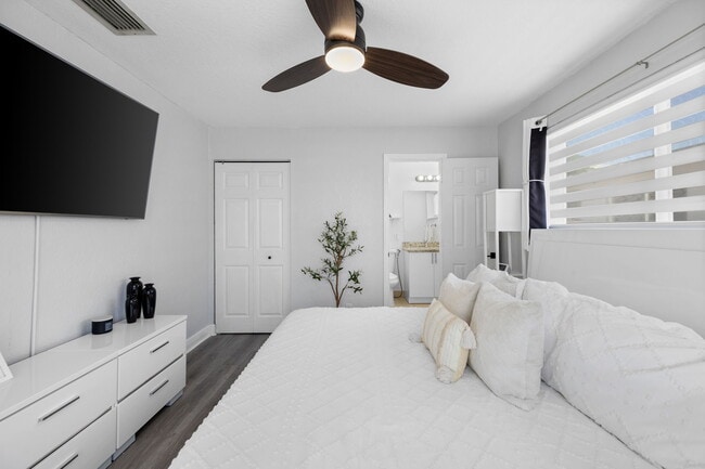 Building Photo - 7021 SW 10th Ct