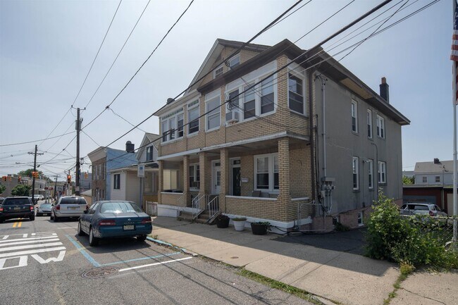 Building Photo - 6415 Bergenwood Ave